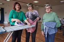 <p>Uczestniczki warsztat&oacute;w z&nbsp;ekokrawiectwa zaprasowują materiały, z kt&oacute;rych powstaną prace</p>