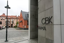 <p class="MsoNormal"><span style="mso-bidi-font-family: Calibri; mso-bidi-theme-font: minor-latin;"><strong>FAMA Centrum Biblioteczno-Kulturalne</strong> przy ul. Bolesława Krzywoustego 286</span></p>
<p class="MsoNormal"><span style="mso-bidi-font-family: Calibri; mso-bidi-theme-font: minor-latin;">Od 1946 r. do połowy lat 90. XX wieku w budynku, w kt&oacute;rym dzisiaj mieści się FAMA, było kino. Obecnie, nawiązując do historii, organizowane są tu darmowe pokazy filmowe. Seanse odbywają się co drugi tydzień, najbliższy jest 24 marca, o godz. 18.00. </span></p>
<p class="MsoNormal"><span style="mso-bidi-font-family: Calibri; mso-bidi-theme-font: minor-latin;">Informacji o kolejnych seansach szukajcie<a href="https://fama.wroc.pl/kino-w-famie-3/"> na stronie FAMY&nbsp;</a></span></p>