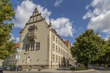 <p class="MsoNormal"><strong>Dyskusyjny Klub Filmowy DKF Politechnika</strong>, wyb. Wyspiańskiego 27, bud. A-1, sala 329 (II piętro)</p>
<p class="MsoNormal">Klub działa na PWr od przeszło 50 lat. Wyświetlane są tu filmy kina gatunkowego, niezależnego i eksperymentalnego.</p>
<p class="MsoNormal">Spotkania odbywają się w czwartki o godz. 19.00 według zasady prelekcja-projekcja-dyskusja. Czasami zapraszani są goście. Ceny za bilety są prawdziwie studenckie: 7 zł za seans lub 20 zł&nbsp;za karnet na 5 dowolnych wejść do wykorzystania w ciągu roku.</p>
<p class="MsoNormal">Klub organizuje r&oacute;wnież przeglądy filmowe. Najbliższe wydarzenie to Międzynarodowy Festiwal Kr&oacute;tkometrażowych Film&oacute;w Animowanych <span style="white-space: pre-wrap;">Anishort</span><span style="white-space: pre-wrap;">, </span>kt&oacute;ry odbędzie się <strong>29 marca</strong>.</p>
<p class="MsoNormal">Szczeg&oacute;łowe informacje dotyczące repertuaru pojawiają się <a href="https://www.dkf.pwr.edu.pl/%20">na stronie DKF-u</a>.</p>