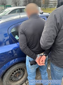 Złodziej samochodów w rękach policji.