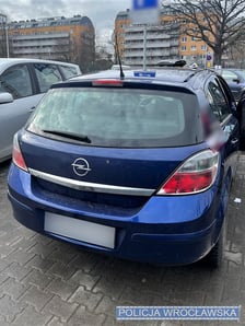 Złodziej samochodów w rękach policji.