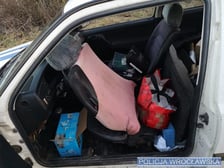 <p>Funkcjonariusze policji z podejrzanym o handel narkotykami mężczyzną&nbsp;</p>
