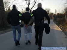 <p>Funkcjonariusze policji z podejrzanym o handel narkotykami mężczyzną&nbsp;</p>