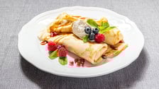 <p>Inndygo &ndash; adres: Pawła Włodkowica 16.</p>
<p><strong>Menu A</strong></p>
<ul>
<li>Przystawka: PRZEDWIOŚNIE, czyli kremowa zupa z zielonego groszku - mięta - popcorn;</li>
<li>Danie gł&oacute;wne: KONOPNY GOŁĄBEK włoska kapusta - hempeat konopny - biała gryka - czarną soczewica beluga - emulsja pietruszkowa - chrust z czerwonej cebuli - sos z włoskich pomidor&oacute;w pelati;</li>
<li>Deser: BABA RUMOWA, mocno nasączona kapitańskim trunkiem, z lodami waniliowymi, cytrusowym marmelo i bezą posypaną pudrem z buraka.</li>
</ul>
<p><strong>Menu B</strong></p>
<ul>
<li>Przystawka: CLAM CHOWDER, czyli amerykańska zupa rybak&oacute;w, pełna smak&oacute;w morza, wyrazista;</li>
<li>Danie gł&oacute;wne: DZIKI GOŁĄB kapusta włoska - mięsem dzika - ryż basmatti - dziki ryż - demi glace - kremem z ricotty - oliwa jałowcowa - ziemia z oliwek;</li>
<li>Deser: BABA RUMOWA, mocno nasączona kapitańskim trunkiem, z lodami waniliowymi, cytrusowym marmelo i bezą posypaną pudrem z buraka.</li>
</ul>