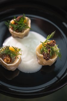 <p>Concordia Taste Wrocław &ndash; adres: wyspa Słodowa 7.</p>
<p><strong>Menu A</strong></p>
<ul>
<li>Przystawka: Pierogi ze szparagami i śmietankowym twarogiem ze Ślubowa / Bisque / marynowane raki* / hibiskus *gości, kt&oacute;rzy zechcą zamienić marynowane raki na skwarki z tofu prosimy o taką adnotację przy wyborze menu;</li>
<li>Danie gł&oacute;wne: Dynia pieczona z ziołami / ziemniaczane rosti / czerwona kapusta / śliwka / fiołkowa beza;</li>
<li>Deser: Cytryna / migdały / mandarynka / melisa.</li>
</ul>
<p><strong>Menu B</strong></p>
<ul>
<li>Przystawka: Kołduny z cielęciną, truflą i kremowym twarożkiem ze Ślubowa / smażone smardze / jogurt własnego wyrobu / koperek;</li>
<li>Danie gł&oacute;wne: Konfitowane kacze udo / śliwki / ziemniaczane rosti / czerwona kapusta / fiołkowa beza;</li>
<li>Deser: Cytryna / migdały / mandarynka / melisa.</li>
</ul>