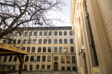 <p>Podw&oacute;rko przed Synagogą pod Białym bocianem przy ulica Włodkowica</p>