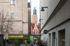 <p>Podw&oacute;rko przed Synagogą pod Białym bocianem przy ulica Włodkowica. Na zdjęciu podw&oacute;rko blizej ulicy św. Antoniego</p>