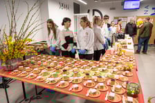 <p>Uczniowie&nbsp;Zespołu Szk&oacute;ł Gastronomicznych we Wrocławiu przygotowali dla gości poczęstunek, ciasta i żurek</p>