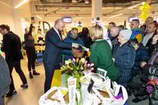 <p>Rozdawanie Wielkanocnych Paczek Dobrych Relacji w MOPS przy ul. Namysłowskiej</p>
