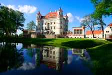 <p><strong>Pałac Wojan&oacute;w</strong></p>
<p>Pałac Wojan&oacute;w znajduje się 7 km od Jeleniej G&oacute;ry i wygląda jak z bajki &ndash; dlatego często odbywają się tu romantyczne zaślubiny.</p>
<p><span style="color: #232323; font-family: 'Fira Sans', sans-serif; font-size: 18px;">&nbsp;</span><span style="color: #232323; font-family: 'Fira Sans', sans-serif; font-size: 18px;">&ndash;&nbsp;</span>Luksusowy hotel w wiejskim pałacu otoczony jest ogrodami o powierzchni 16 hektar&oacute;w. Oferuje noclegi w 11 apartamentach i 81 pokojach, wyposażonych w stylowe meble, podkreślające historyczny charakter obiektu.</p>
<p>Atrakcje dla gości:</p>
<ul>
<li>strefa SPA &amp; Wellness, a w niej: basen, jacuzzi, sauna fińska i turecka, gabinety do masażu, zabiegi kosmetyczne,</li>
<li>siłownia,</li>
<li>restauracja ogrodowa i pałacowa winiarnia&nbsp;w renesansowych podziemiach pałacu sięgających XVII wieku,</li>
<li>wypożyczalnia rower&oacute;w,</li>
<li>historyczny park z alejkami, kt&oacute;re cieszą się r&oacute;wnież uznaniem biegaczy i os&oacute;b trenujących nordic-walking,</li>
<li>park to też idealne miejsce na piknik lub sesje fotograficzne z budynkiem pałacu w tle,</li>
<li>świetna baza wypadowa m.in. do Karpacza, Szklarskiej Poręby, Jakuszyc czy Jeleniej G&oacute;ry.</li>
</ul>
<p>Pok&oacute;j dla dw&oacute;ch os&oacute;b &ndash; <strong>w cenie 469/499 zł za noc</strong> ze śniadaniem w pokoju standardowym (ceny r&oacute;żnią się w zależności od terminu i sezonu).&nbsp;Do wyboru są też inne pokoje. <a href="https://www.palac-wojanow.pl/" target="_blank" rel="noopener">Szczeg&oacute;ły na stronie pałacu.</a></p>