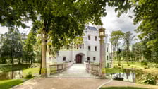 <p><strong>Zamek Karpniki</strong></p>
<p>Zamek Karpniki położony jest w Kotlinie Jeleniog&oacute;rskiej, zaledwie 10 km od Karpacza. Otoczony jest fosą i parkiem z alejkami, a tuż obok jest r&oacute;wnież staw.</p>
<p>&ndash; To prawdziwy zamek. Nie tylko z nazwy. Ze średniowieczną fosą, wieżą strzegącą wejścia, labiryntem korytarzy i schod&oacute;w oraz zamkowymi komnatami.</p>
<p>Zamek znajduje się na terenie niezwykłego miejsca na Dolnym Śląsku &ndash; Doliny Pałac&oacute;w i Ogrod&oacute;w, kt&oacute;rą stanowi 30 unikalnych rezydencji. Wśr&oacute;d nich m.in.&nbsp;Pałac Wojan&oacute;w, Pałac Stanisz&oacute;w oraz Pałac Pakosz&oacute;w. To idealne miejsce zar&oacute;wno do tego, aby odpocząć, jak i spędzić czas aktywnie:</p>
<ul>
<li>piesze wędr&oacute;wki (tuż obok zamku są szlaki wędrowne prowadzące m.in. na G&oacute;rę Krzyżną i Sokolik &ndash;punkty widokowe, z kt&oacute;rych rozciąga się malowniczy widok na Rudawy Janowickie, Karkonosze i G&oacute;ry Kaczawskie),</li>
<li>przejażdżki rowerowe (dla gości hotelu są dostępne rowery miejskie i g&oacute;rskie &ndash; można je wypożyczyć za darmo),</li>
<li>dla tych, kt&oacute;rzy chcą się zrelaksować czeka Strefa Wellness &ndash; sauna fińska i parowa,&nbsp;balia zasilana wodą termalną czy gabinet masażu.</li>
</ul>
<p>Podczas pobytu w zamku można nocować w tych samych pokojach, w kt&oacute;rych spała kr&oacute;lowa Maria Bawarska czy c&oacute;rka brytyjskiej kr&oacute;lowej Wiktorii &ndash; księżniczka Alicja. Wszystkie apartamenty są przestronne i elegancko urządzone. Cena za pok&oacute;j &ndash;&nbsp;<strong>od 450 zł </strong>za pok&oacute;j 1-osobowy i<strong> 550 zł </strong>za pok&oacute;j 2-osobowy.&nbsp;<a href="https://www.zamekkarpniki.pl/" target="_blank" rel="noopener">Szczeg&oacute;ły można przeczytać na stronie zamku.</a></p>