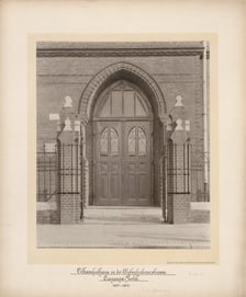 widok na portal i drzwi wejściowe do szkoły przy ulicy Tęczowej, 1891-1892