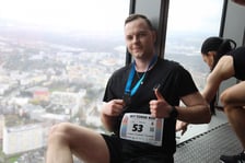 Uczestnicy biegu na Sky Tower