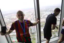 Uczestnicy biegu na Sky Tower