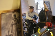 <p>&bdquo;Od tamtej pory spędzała w jego pracowni każdą wolną chwilę. Pan Wojtek przekazał jej ogrom swojej wiedzy, a w między czasie razem z Agatą stworzyli piękną przyjaźń, kt&oacute;ra trwa do dziś&rdquo; &ndash; pisze o bohaterce swoich zdjęć Michał Medyński.</p>
<p>&nbsp;</p>