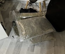 Znalezione przez policję przedmioty w mieszkaniu we Wrocławiu