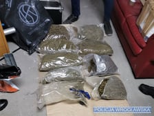 Znalezione przez policję przedmioty w mieszkaniu we Wrocławiu