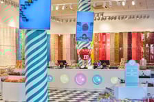 <p><strong>Sweet Factory Store</strong></p>
<p>Sweet Factory Store to&nbsp;najsłodszy sklep ze słodyczami we Wrocławiu! Znajduje się w samym centrum miasta &ndash; na placu Solnym, tuż przy Rynku.</p>
<p>W ofercie jest bogaty wyb&oacute;r żelek, gum, cukierk&oacute;w, lizak&oacute;w, pianek, słodyczy bezglutenowych oraz wegańskich z całego świata. Słodycze są sprzedawane na wagę &ndash; <strong>cena: 9,99 zł za 100g.</strong></p>
<p>Zestaw można skomponować samodzielnie albo wybrać z gotowych zestaw&oacute;w prezentowych.&nbsp;</p>
<ul>
<li>Godziny otwarcia sklepu: od poniedziałku do niedzieli w godz. 10:00-22:00.</li>
</ul>