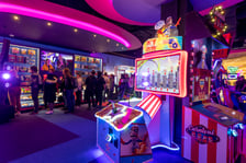<p><strong>Gamestate</strong></p>
<p>Salon gier Gamestate znajduje się w galerii handlowej Wroclavia (na drugim piętrze, koło kina i strefy gastronomicznej).</p>
<p>Znajdziemy tu rozrywkę dla każdego, zar&oacute;wno dla dorosłych, jak i dla dzieci. Na odwiedzających czeka <strong>ok.</strong> <strong>50 r&oacute;żnych gier</strong>, wśr&oacute;d nich m.in. Pac-man, Mario Kart, Cymbergaj, NBA Hoops oraz seria gier tanecznych Pump It Up. Jest też wirtualny King Kong z Wyspy Czaszki.</p>
<p>Dzięki ogromnej r&oacute;żnorodności gier cyfrowych Gamestate tworzy zr&oacute;żnicowaną i niezwykłą <strong>gamę zajęć rekreacyjnych</strong>, kt&oacute;ra wyr&oacute;żnia się na tle rozrywkowych miejsc w naszym mieście.</p>
<ul>
<li>Aby zagrać trzeba wykupić abonament i pobrać kartę, kt&oacute;rą aktywuje się wybrany przez nas automat&nbsp;&ndash; do wyboru są cztery abonamenty;</li>
<li>Godziny otwarcia: poniedziałek 12:00-00:00, od wtorku do piątku: 10:00-23:00, sobota 10:00-00:00.</li>
</ul>