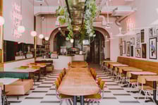 <p><strong>Iggy Pizza</strong></p>
<p>Do tej włoskiej restauracji ustawiają się długie kolejki! <strong>Iggy Pizza</strong> (przy ul. Kuźniczej 10) przyciąga do siebie zar&oacute;wno miłośnik&oacute;w neapolitańskiej pizzy, jak i instagramowych miejsc. Nic dziwnego, że trafiła w gusta wrocławskiej młodzieży.</p>
<p>Wnętrze lokalu zostało stworzone przez artyst&oacute;w i lokalnych rzemieślnik&oacute;w w stylu lat 60-tych i 70-tych. Są tu r&oacute;żowe ściany, obrazy, lustra, rośliny i neony, kt&oacute;re aż się proszą o zdjęcia. Z pewnością widzieliście je w mediach społecznościowych!</p>
<ul>
<li><a href="http://www.iggypizza.pl/menu.htm" target="_blank" rel="noopener">Menu można zobaczyć na stronie restauracji;</a></li>
<li>Godziny otwarcia: od niedzieli do czwartku w godz. 13:00-22:00; piątek i sobota w godz. 13:00-00:00.</li>
</ul>