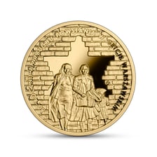 <p>Na rewersie złotej monety przedstawiono wizerunki cywil&oacute;w z czasu powstania w&nbsp;getcie warszawskim na tle gwiazdy Dawida, kt&oacute;rej zarys tworzy ceglany mur &ndash; taki mur oddzielał teren getta od tzw. strony aryjskiej</p>