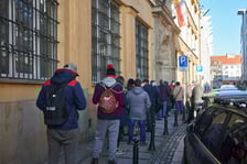 Kolejka przed NBP we Wrocławiu