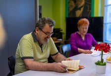 Lekcja esperanto w grupie Bogdana Dembca. Ryszard Mikutra i Ewa Kaczor