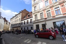 <p>Kolejka przed wejściem do lodziarni Lody Roma&nbsp;</p>
