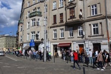 <p>Kolejki po lody pod dwiema lodziarniami na pl. Bema</p>