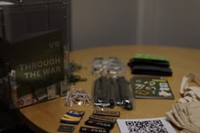 <p>Naszywki, naklejki i inne gadżety, kt&oacute;re wyrażają solidarność z walczącą Ukrainą. Zebrane środki z ich sprzedaży zostaną przeznaczone na wsparcie 67. jednostki wojskowej, rodzin żołnierzy oraz dzieci wojny</p>