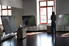 <p>Na wystawie prezentowane są plansze informacyjne o zniszczonych miastach</p>