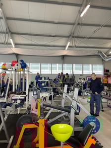 Specjalnie zaadaptowana hala sportowa. Trenują osoby z niepełnosprawnościami.
