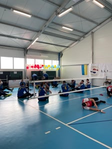 Specjalnie zaadaptowana hala sportowa. Trenują osoby z niepełnosprawnościami.