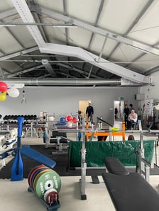 Specjalnie zaadaptowana hala sportowa. Trenują osoby z niepełnosprawnościami.