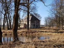 <div>Pałac położony jest we wsi&nbsp;Drołtowice na terenie powiatu Oleśnickiego, około 50 km od Wrocławia. Zabudowa znajduje się na działce o powierzchni&nbsp;3,3972 ha. Znajdują się tam grunty rolne, pastwiska oraz lasy i łąki.&nbsp;</div>
<p>&nbsp;</p>
<div class="css-bgzo2k er34gjf0">Nieruchomość wpisana do rejestru zabytk&oacute;w wojew&oacute;dztwa kaliskiego pod numerem rejestru 643/A - zesp&oacute;ł pałacowy: dawna oficyna, spichlerz, stajnia, obora &ndash; położone w Drołtowicach. W gł&oacute;wnym budynku położony jest nowy dach. W pobliżu znajduje się też zbiornik wodny.&nbsp;<br /><br />Pałac rodu von Korn w Drołtowicach, zlokalizowany na dz. nr 376/3 AM-2, nie istnieje &ndash; spłonął w 1945 r. i został rozebrany w latach 50. XX w.; prawdopodobnie zachowały się fundamenty &ndash; obecnie niewidoczne w terenie. Na dz. nr 381/6 AM-2 posadowiony jest budynek oficyny (pałac tzw. Neues Haus), wzniesiony około 1910 r. o powierzchni zabudowy około 300,25 m2 i powierzchni użytkowej około 458,58 m2. Z dawnego kompleksu pałacowo-folwarcznego zachował się budynek gospodarczy na dz. nr 376/3 AM-2, bramy wjazdowe z częścią ogrodzenia i ciąg budynk&oacute;w gospodarczych na dz. nr 432 AM-2 (nie będących przedmiotem sprzedaży). Działki nr 376/3, 381/3, 381/6 AM-2 znajdują się w granicach parku krajobrazowego wpisanego do rejestru zabytk&oacute;w.</div>
