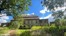 <p>Zabytkowy dw&oacute;r jest obecnie wykorzystywany na cele mieszkaniowe.</p>
<p>Budynek o powierzchni użytkowej ok. 1100 m.kw.&nbsp; położony jest na działce&nbsp; o powierzchni 12 285 m.kw. Znajduje się tu budynek pałacowy i zabytkowy park.&nbsp;</p>
<p>Posiadłość znajduje się w miejscowości &nbsp;Świerzna, około 35 km. od Wrocławia i 7 km od Oleśnicy.</p>
<p>&nbsp;</p>
<p>Jak czytamy w ogłoszeniu, budynek wymaga remontu.&nbsp;</p>