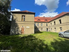 <p>Zabytkowy dw&oacute;r jest obecnie wykorzystywany na cele mieszkaniowe.</p>
<p>Budynek o powierzchni użytkowej ok. 1100 m.kw.&nbsp; położony jest na działce&nbsp; o powierzchni 12 285 m.kw. Znajduje się tu budynek pałacowy i zabytkowy park.&nbsp;</p>
<p>Posiadłość znajduje się w miejscowości &nbsp;Świerzna, około 35 km. od Wrocławia i 7 km od Oleśnicy.</p>
<p>&nbsp;</p>
<p>Jak czytamy w ogłoszeniu, budynek wymaga remontu.&nbsp;</p>