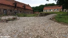 <p>Posiadłość o powierzchni 470 000 m.kw. Do sprzedaży wystawiony jest cały teren objemujący kilka budynk&oacute;w wraz z parkiem. Obiekty wymagają remontu.&nbsp;</p>
<div class="css-1qzszy5 enb64yk1" style="box-sizing: border-box; display: flex; position: relative; min-width: 0px; opacity: 1; color: #404041; font-family: 'Helvetica Neue', Helvetica, Arial, sans-serif; font-size: 16px; white-space: nowrap;">
<div class="css-1wi2w6s enb64yk4" style="box-sizing: border-box; overflow: hidden; font-weight: bold; text-overflow: ellipsis;">&nbsp;</div>
</div>
