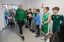 <p>Paweł Parus i Marcin Pawelec na spotkaniu z uczniami w ramach projektu edukacyjnego w Zespole Szk&oacute;ł nr 20</p>