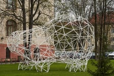 <p>Instalacja z plastikowych rurek, kt&oacute;ra przypomina figurę niedźwiedzia. Z tyłu budynek Wydziału Architektury na Politechnice Wrocławskiej przy ul. Prusa&nbsp;</p>