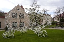 <p>Instalacja z plastikowych rurek, kt&oacute;ra przypomina figurę niedźwiedzia. Z tyłu budynek Wydziału Architektury na Politechnice Wrocławskiej przy ul. Prusa&nbsp;</p>