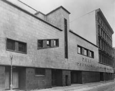<p>Kino Deli przy ulicy Nasypowej. Wybudowane w 1927 roku wg projektu Hansa Poelziga, uważane za jedno z najciekawszych w &oacute;wczesnych Niemczech. <strong>Zniszczone w 1945 roku.</strong> W jego miejscu znajdują się dziś Arkady Wrocławskie.</p>