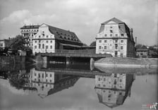 <p>Młyny Świętej Klary, wyspy Słodowa i Bielarska. Najstarszy zabytek przemysłowy Wrocławia, o udokumentowanej historii sięgającej czas&oacute;w piastowskich. Przetrwały wojnę, w 1962 roku zostały wpisane do rejestru zabytk&oacute;w. <strong>W 1975 roku wysadzone w powietrze przez saper&oacute;w</strong>.&nbsp;</p>