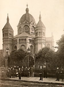 <p>Nowa Synagoga, stojąca u zbiegu ulic Łąkowej i Podwala. Wybudowana w 1872 roku, wg projektu Edwina Opplera. <strong>Spalona przez nazistowskie boj&oacute;wki w trakcie Nocy Kryształowej z 9 na 10 listopada 1938</strong>.&nbsp;</p>
