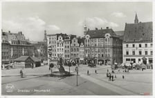 <p>Kamienice na placu Nowy Targ oraz fontanna Neptuna. W większości zniszczone podczas bombardowania w niedzielę wielkanocną 1 kwietnia 1945. <strong>W drugiej połowie lat 40. rozebrane na cegły</strong>.&nbsp;</p>