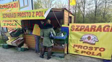 Dorota Stadnik z Juszczyna koło Środy Śląskiej sprzedaje szparagi od lat. Kiosk z warzywami ma przy ulicy Kosmonautów koło Leśnicy.