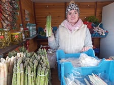 Dorota Stadnik z Juszczyna koło Środy Śląskiej sprzedaje szparagi od lat. Kiosk z warzywami ma przy ulicy Kosmonautów koło Leśnicy.