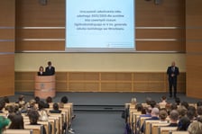 <p>Zebrani na uroczystości rozdania świadectw w Centrum Kongresowym Politechniki Wrocławskiej&nbsp;</p>