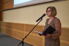 <p>Mariola Kuźmicka-Mazurek, dyrektorka V Liceum Kształcącego im.&nbsp;gen. Jakuba Jasińskiego we Wrocławiu, wita zebranych</p>