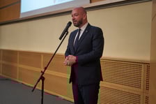<p>Jacek Sutryk, prezydent Wrocławia, składa gratuacje absolwentom V LO</p>